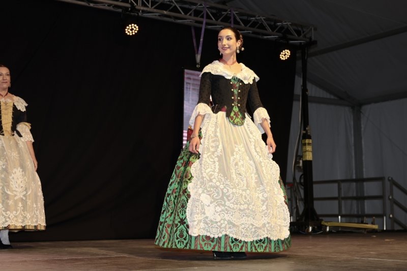 GALERIA DE FOTOS: Un entranyable recorregut per la indumentària dels 75 anys de Fogueres de Xàbia amb Isabel Martí  GALERIA DE FOTOS: Un entranyable recorregut per la indumentària dels 75 anys de Fogueres de Xàbia amb Isabel Martí