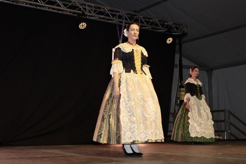 GALERIA DE FOTOS: Un entranyable recorregut per la indumentària dels 75 anys de Fogueres de Xàbia amb Isabel Martí  GALERIA DE FOTOS: Un entranyable recorregut per la indumentària dels 75 anys de Fogueres de Xàbia amb Isabel Martí