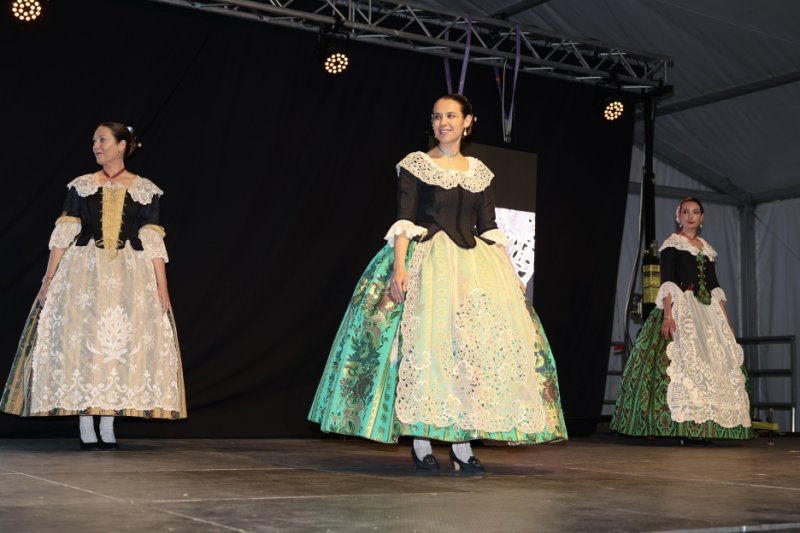 GALERIA DE FOTOS: Un entranyable recorregut per la indumentària dels 75 anys de Fogueres de Xàbia amb Isabel Martí  GALERIA DE FOTOS: Un entranyable recorregut per la indumentària dels 75 anys de Fogueres de Xàbia amb Isabel Martí