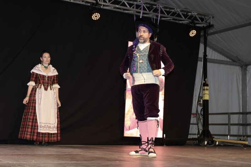 GALERIA DE FOTOS: Un entranyable recorregut per la indumentària dels 75 anys de Fogueres de Xàbia amb Isabel Martí  GALERIA DE FOTOS: Un entranyable recorregut per la indumentària dels 75 anys de Fogueres de Xàbia amb Isabel Martí