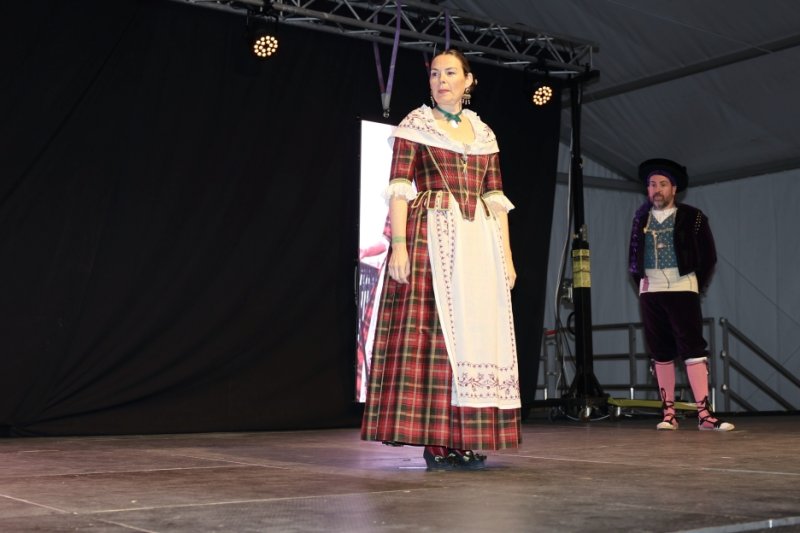 GALERIA DE FOTOS: Un entranyable recorregut per la indumentària dels 75 anys de Fogueres de Xàbia amb Isabel Martí  GALERIA DE FOTOS: Un entranyable recorregut per la indumentària dels 75 anys de Fogueres de Xàbia amb Isabel Martí