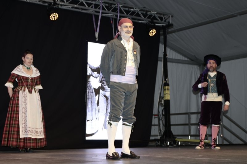 GALERIA DE FOTOS: Un entranyable recorregut per la indumentària dels 75 anys de Fogueres de Xàbia amb Isabel Martí  GALERIA DE FOTOS: Un entranyable recorregut per la indumentària dels 75 anys de Fogueres de Xàbia amb Isabel Martí