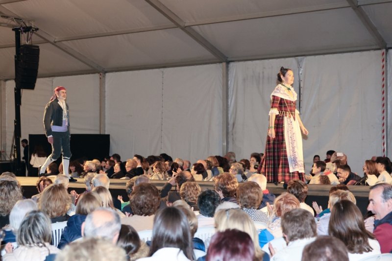 GALERIA DE FOTOS: Un entranyable recorregut per la indumentària dels 75 anys de Fogueres de Xàbia amb Isabel Martí  GALERIA DE FOTOS: Un entranyable recorregut per la indumentària dels 75 anys de Fogueres de Xàbia amb Isabel Martí