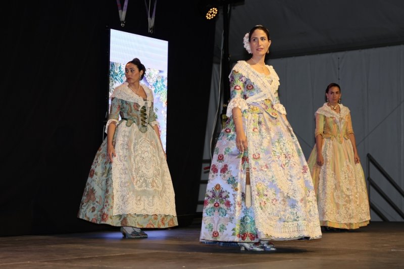 GALERIA DE FOTOS: Un entranyable recorregut per la indumentària dels 75 anys de Fogueres de Xàbia amb Isabel Martí  GALERIA DE FOTOS: Un entranyable recorregut per la indumentària dels 75 anys de Fogueres de Xàbia amb Isabel Martí