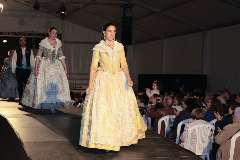 GALERIA DE FOTOS: Un entranyable recorregut per la indumentària dels 75 anys de Fogueres de Xàbia amb Isabel Martí  GALERIA DE FOTOS: Un entranyable recorregut per la indumentària dels 75 anys de Fogueres de Xàbia amb Isabel Martí