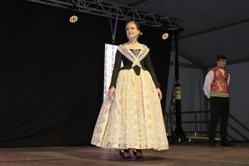 GALERIA DE FOTOS: Un entranyable recorregut per la indumentària dels 75 anys de Fogueres de Xàbia amb Isabel Martí  GALERIA DE FOTOS: Un entranyable recorregut per la indumentària dels 75 anys de Fogueres de Xàbia amb Isabel Martí