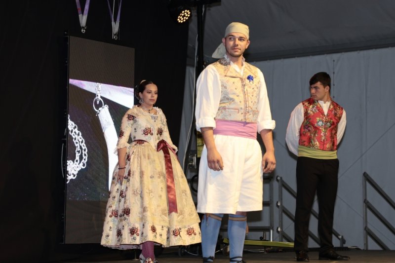 GALERIA DE FOTOS: Un entranyable recorregut per la indumentària dels 75 anys de Fogueres de Xàbia amb Isabel Martí  GALERIA DE FOTOS: Un entranyable recorregut per la indumentària dels 75 anys de Fogueres de Xàbia amb Isabel Martí