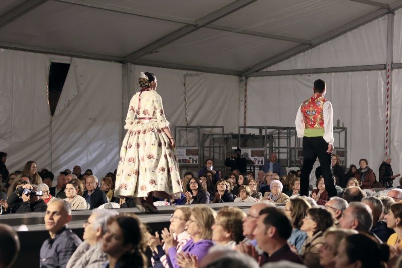 GALERIA DE FOTOS: Un entranyable recorregut per la indumentària dels 75 anys de Fogueres de Xàbia amb Isabel Martí  GALERIA DE FOTOS: Un entranyable recorregut per la indumentària dels 75 anys de Fogueres de Xàbia amb Isabel Martí