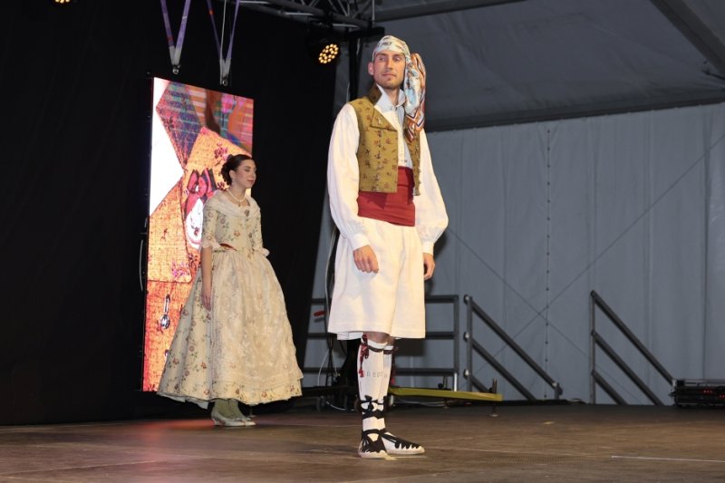 GALERIA DE FOTOS: Un entranyable recorregut per la indumentària dels 75 anys de Fogueres de Xàbia amb Isabel Martí  GALERIA DE FOTOS: Un entranyable recorregut per la indumentària dels 75 anys de Fogueres de Xàbia amb Isabel Martí