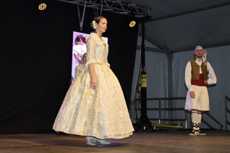 GALERIA DE FOTOS: Un entranyable recorregut per la indumentària dels 75 anys de Fogueres de Xàbia amb Isabel Martí  GALERIA DE FOTOS: Un entranyable recorregut per la indumentària dels 75 anys de Fogueres de Xàbia amb Isabel Martí