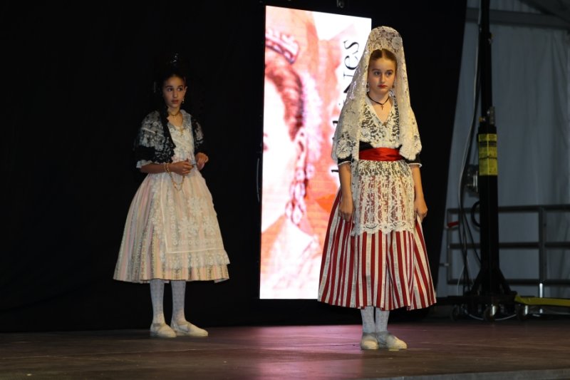 GALERIA DE FOTOS: Un entranyable recorregut per la indumentària dels 75 anys de Fogueres de Xàbia amb Isabel Martí  GALERIA DE FOTOS: Un entranyable recorregut per la indumentària dels 75 anys de Fogueres de Xàbia amb Isabel Martí