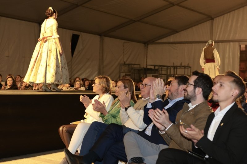 GALERIA DE FOTOS: Un entranyable recorregut per la indumentària dels 75 anys de Fogueres de Xàbia amb Isabel Martí  GALERIA DE FOTOS: Un entranyable recorregut per la indumentària dels 75 anys de Fogueres de Xàbia amb Isabel Martí