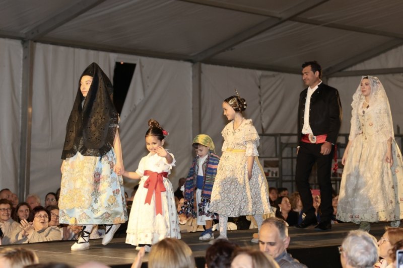 GALERIA DE FOTOS: Un entranyable recorregut per la indumentària dels 75 anys de Fogueres de Xàbia amb Isabel Martí  GALERIA DE FOTOS: Un entranyable recorregut per la indumentària dels 75 anys de Fogueres de Xàbia amb Isabel Martí