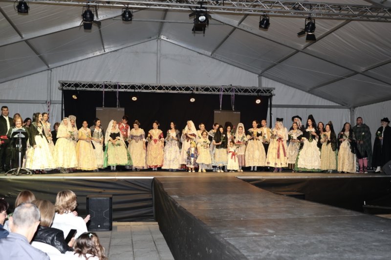 GALERIA DE FOTOS: Un entranyable recorregut per la indumentària dels 75 anys de Fogueres de Xàbia amb Isabel Martí  GALERIA DE FOTOS: Un entranyable recorregut per la indumentària dels 75 anys de Fogueres de Xàbia amb Isabel Martí