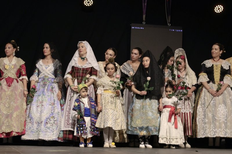 GALERIA DE FOTOS: Un entranyable recorregut per la indumentària dels 75 anys de Fogueres de Xàbia amb Isabel Martí  GALERIA DE FOTOS: Un entranyable recorregut per la indumentària dels 75 anys de Fogueres de Xàbia amb Isabel Martí