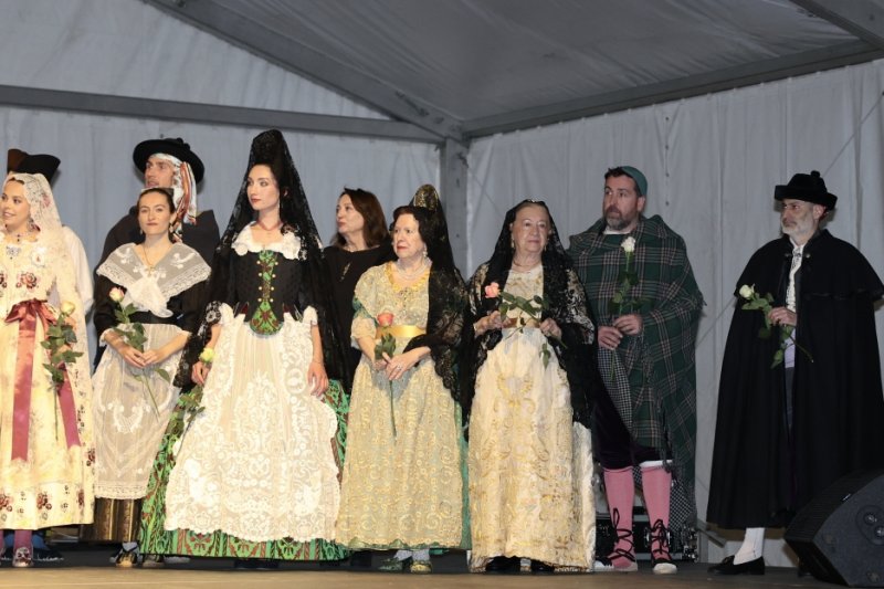 GALERIA DE FOTOS: Un entranyable recorregut per la indumentària dels 75 anys de Fogueres de Xàbia amb Isabel Martí  GALERIA DE FOTOS: Un entranyable recorregut per la indumentària dels 75 anys de Fogueres de Xàbia amb Isabel Martí