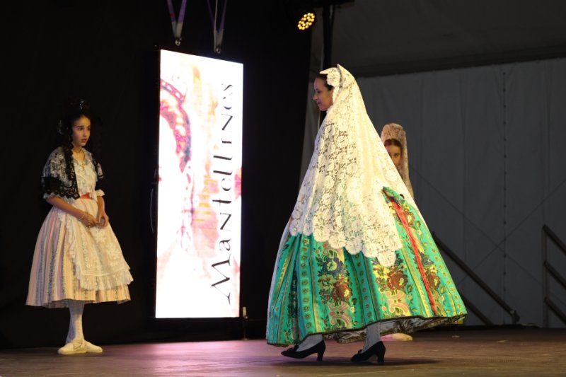 GALERIA DE FOTOS: Un entranyable recorregut per la indumentària dels 75 anys de Fogueres de Xàbia amb Isabel Martí  GALERIA DE FOTOS: Un entranyable recorregut per la indumentària dels 75 anys de Fogueres de Xàbia amb Isabel Martí