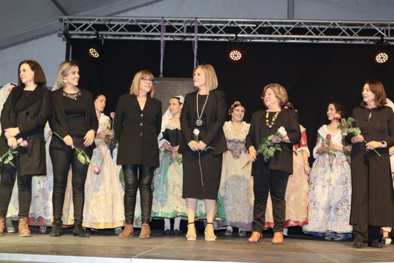 GALERIA DE FOTOS: Un entranyable recorregut per la indumentària dels 75 anys de Fogueres de Xàbia amb Isabel Martí  GALERIA DE FOTOS: Un entranyable recorregut per la indumentària dels 75 anys de Fogueres de Xàbia amb Isabel Martí