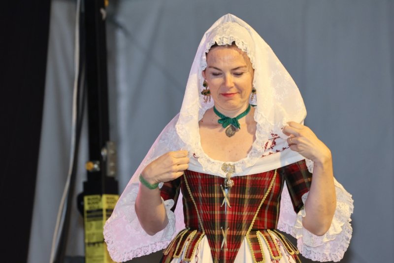 GALERIA DE FOTOS: Un entranyable recorregut per la indumentària dels 75 anys de Fogueres de Xàbia amb Isabel Martí  GALERIA DE FOTOS: Un entranyable recorregut per la indumentària dels 75 anys de Fogueres de Xàbia amb Isabel Martí