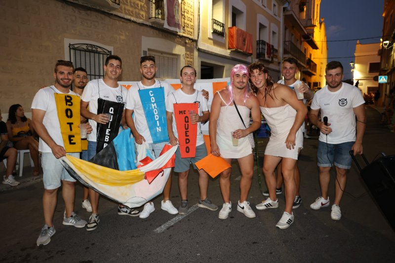 Caramels, en carrosses, i Mario Kart, en grups a peu, guanyadors de la desfilada de Beniarbeig Caramels, en carrosses, i Mario Kart, en grups a peu, guanyadors de la desfilada de Beniarbeig