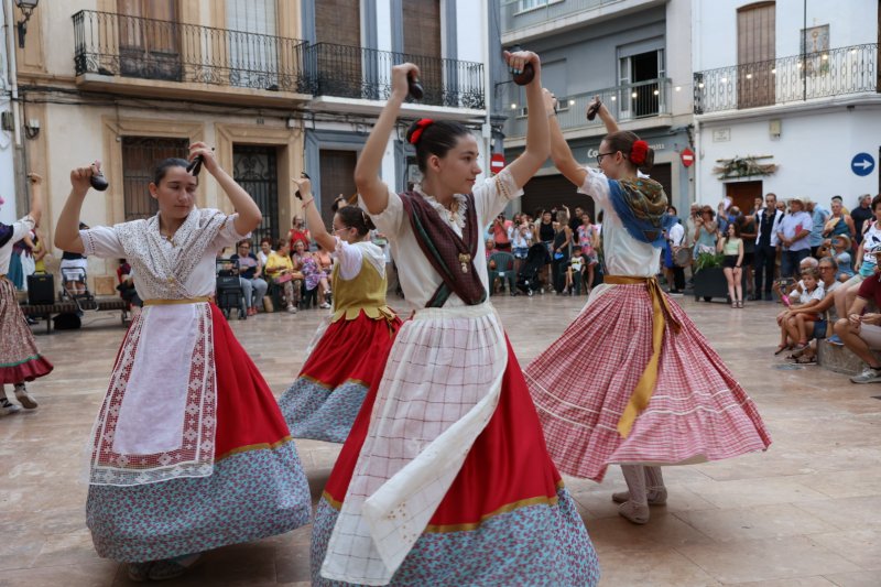 Art al Vent ja llueix els més de mig centenar de cobertors al Carrer La Bassa de Gata Art al Vent ja llueix els més de mig centenar de cobertors al Carrer La Bassa de Gata