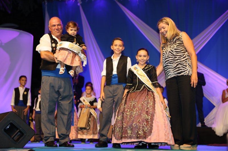 Duanes de Xàbia proclama a les majoralesses i majorals de les festes de Loreto i ret homenatge als presidents de les comissions Duanes de Xàbia proclama a les majoralesses i majorals de les festes de Loreto i ret homenatge als presidents de les comissions