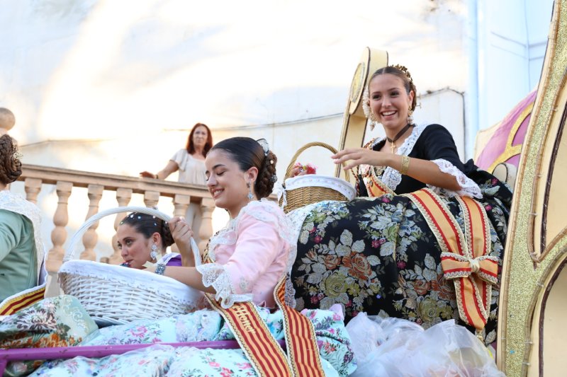 Més d’una vintena de carrosses desfilen en la primera jornada de cavalcada de Xàbia Més d’una vintena de carrosses desfilen en la primera jornada de cavalcada de Xàbia
