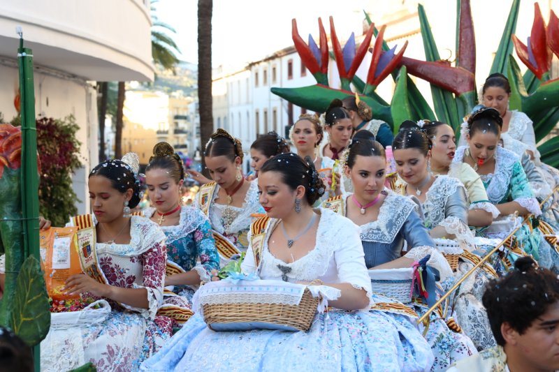 Més d’una vintena de carrosses desfilen en la primera jornada de cavalcada de Xàbia Més d’una vintena de carrosses desfilen en la primera jornada de cavalcada de Xàbia