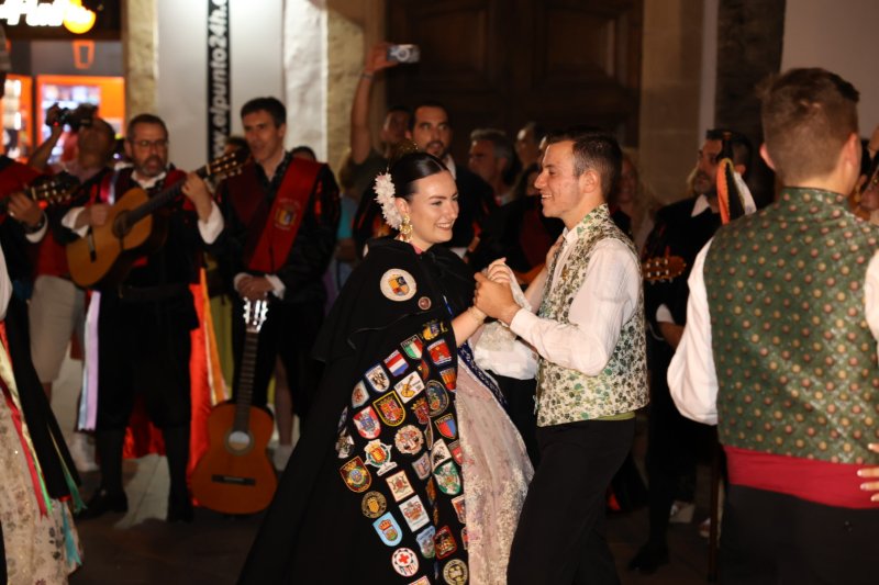 L'emotiva serenata de la Tuna de Xàbia a les regines i representants de Fogueres  L'emotiva serenata de la Tuna de Xàbia a les regines i representants de Fogueres