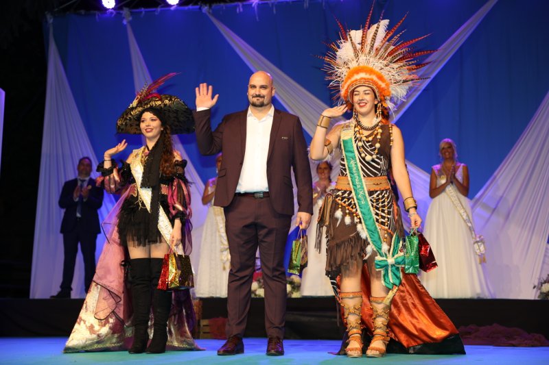 Duanes de Xàbia proclama a les majoralesses i majorals de les festes de Loreto i ret homenatge als presidents de les comissions Duanes de Xàbia proclama a les majoralesses i majorals de les festes de Loreto i ret homenatge als presidents de les comissions