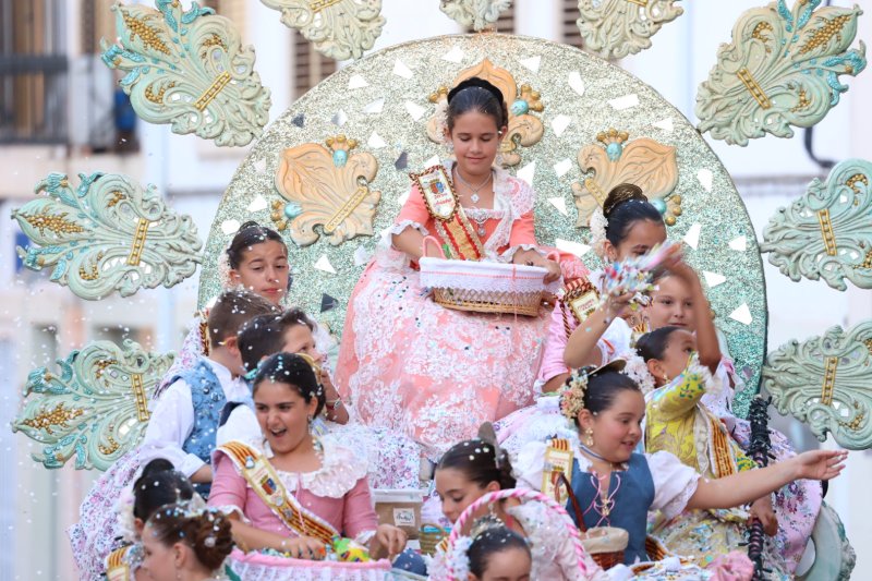 Més d’una vintena de carrosses desfilen en la primera jornada de cavalcada de Xàbia Més d’una vintena de carrosses desfilen en la primera jornada de cavalcada de Xàbia