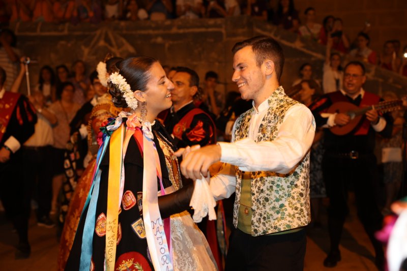 L'emotiva serenata de la Tuna de Xàbia a les regines i representants de Fogueres  L'emotiva serenata de la Tuna de Xàbia a les regines i representants de Fogueres
