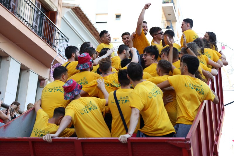 El Ramat 80 guanya la desfilada de carrosses de Pedreguer El Ramat 80 guanya la desfilada de carrosses de Pedreguer