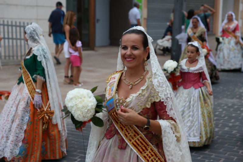 Tot per l’aire i La Desastrà, quintades protagonistes de la primera ofrena a Sant Joan de Fogueres de Xàbia Tot per l’aire i La Desastrà, quintades protagonistes de la primera ofrena a Sant Joan de Fogueres de Xàbia