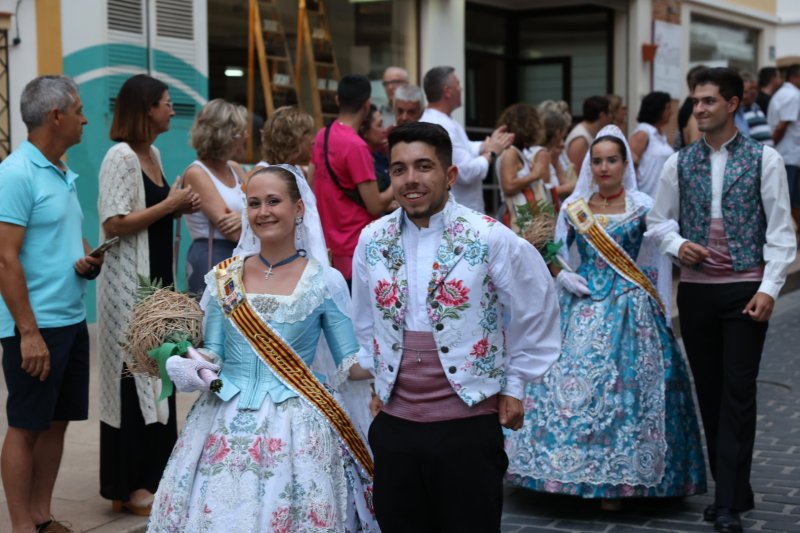 Tot per l’aire i La Desastrà, quintades protagonistes de la primera ofrena a Sant Joan de Fogueres de Xàbia Tot per l’aire i La Desastrà, quintades protagonistes de la primera ofrena a Sant Joan de Fogueres de Xàbia