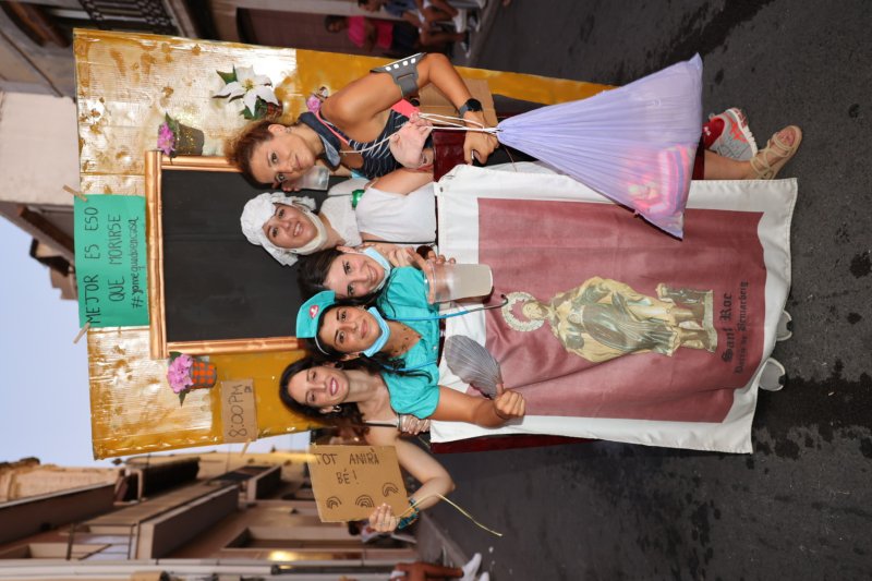 Caramels, en carrosses, i Mario Kart, en grups a peu, guanyadors de la desfilada de Beniarbeig Caramels, en carrosses, i Mario Kart, en grups a peu, guanyadors de la desfilada de Beniarbeig