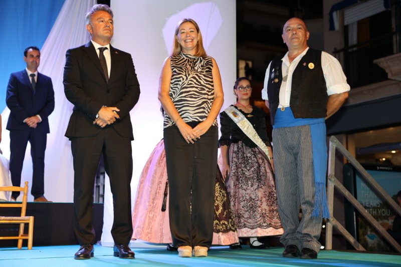 Duanes de Xàbia proclama a les majoralesses i majorals de les festes de Loreto i ret homenatge als presidents de les comissions Duanes de Xàbia proclama a les majoralesses i majorals de les festes de Loreto i ret homenatge als presidents de les comissions