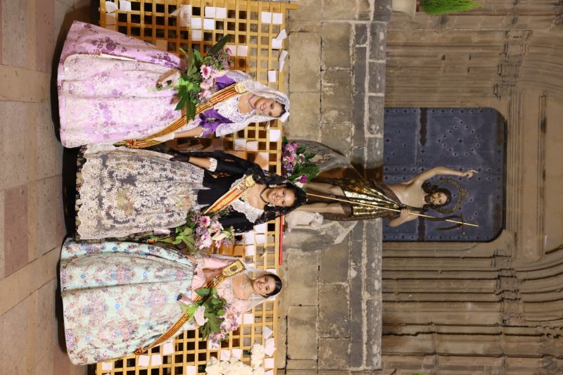 Tot per l’aire i La Desastrà, quintades protagonistes de la primera ofrena a Sant Joan de Fogueres de Xàbia Tot per l’aire i La Desastrà, quintades protagonistes de la primera ofrena a Sant Joan de Fogueres de Xàbia