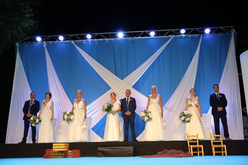 Duanes de Xàbia proclama a les majoralesses i majorals de les festes de Loreto i ret homenatge als presidents de les comissions Duanes de Xàbia proclama a les majoralesses i majorals de les festes de Loreto i ret homenatge als presidents de les comissions