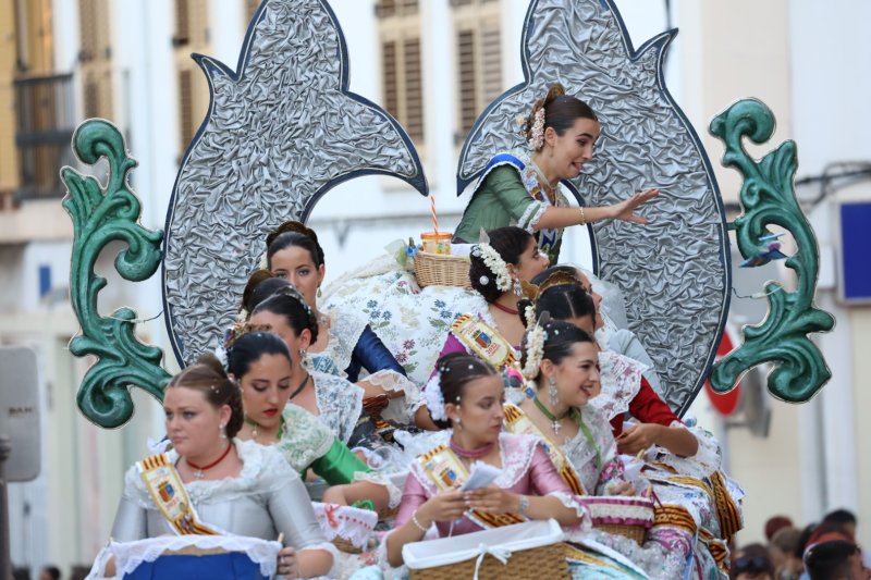 Més d’una vintena de carrosses desfilen en la primera jornada de cavalcada de Xàbia Més d’una vintena de carrosses desfilen en la primera jornada de cavalcada de Xàbia