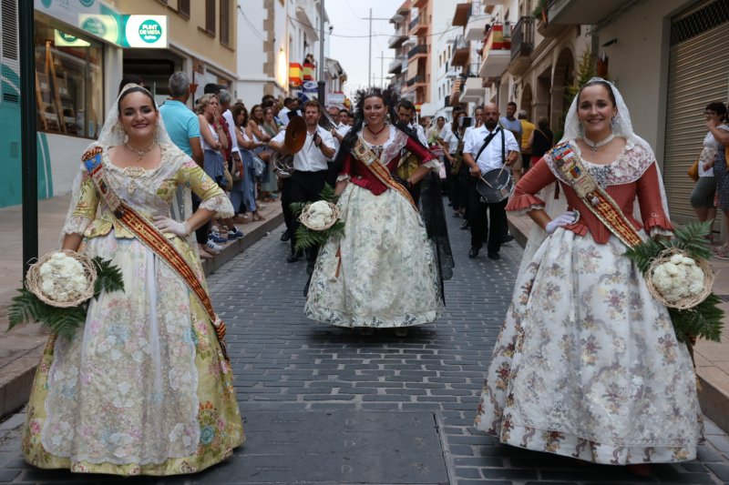 Tot per l’aire i La Desastrà, quintades protagonistes de la primera ofrena a Sant Joan de Fogueres de Xàbia Tot per l’aire i La Desastrà, quintades protagonistes de la primera ofrena a Sant Joan de Fogueres de Xàbia