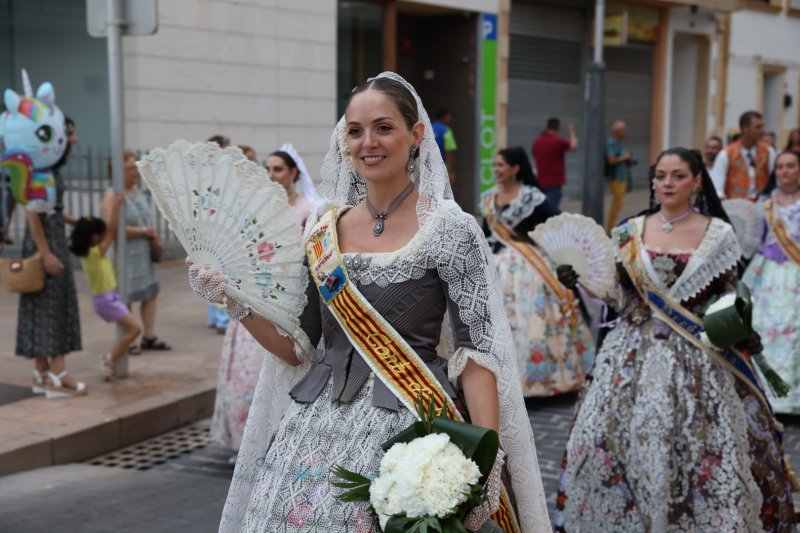 Tot per l’aire i La Desastrà, quintades protagonistes de la primera ofrena a Sant Joan de Fogueres de Xàbia Tot per l’aire i La Desastrà, quintades protagonistes de la primera ofrena a Sant Joan de Fogueres de Xàbia