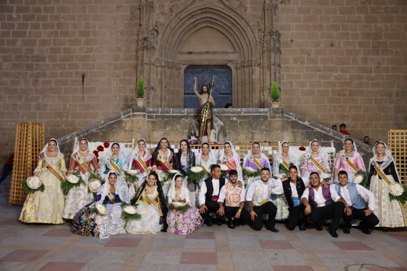 Tot per l’aire i La Desastrà, quintades protagonistes de la primera ofrena a Sant Joan de Fogueres de Xàbia Tot per l’aire i La Desastrà, quintades protagonistes de la primera ofrena a Sant Joan de Fogueres de Xàbia