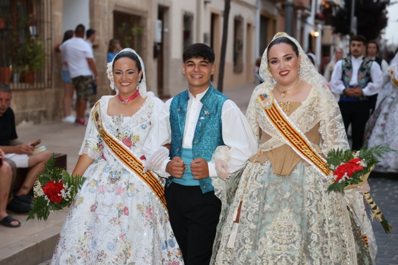 Tot per l’aire i La Desastrà, quintades protagonistes de la primera ofrena a Sant Joan de Fogueres de Xàbia Tot per l’aire i La Desastrà, quintades protagonistes de la primera ofrena a Sant Joan de Fogueres de Xàbia