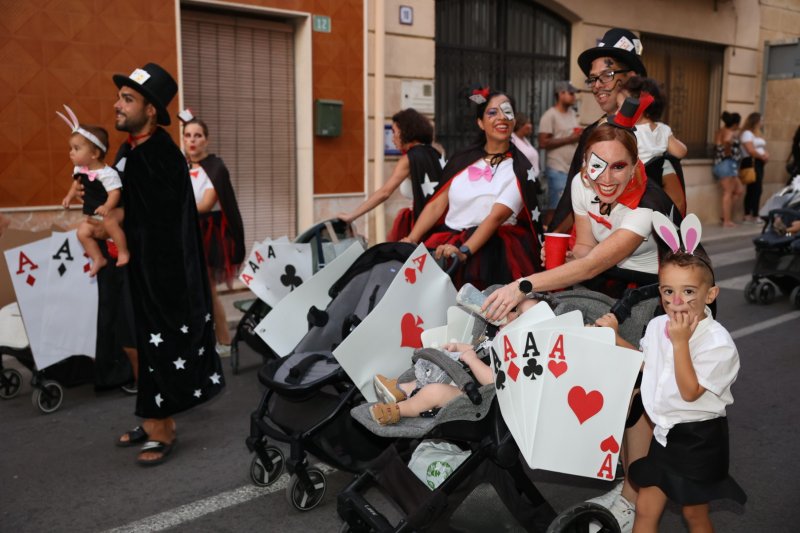 Caramels, en carrosses, i Mario Kart, en grups a peu, guanyadors de la desfilada de Beniarbeig Caramels, en carrosses, i Mario Kart, en grups a peu, guanyadors de la desfilada de Beniarbeig