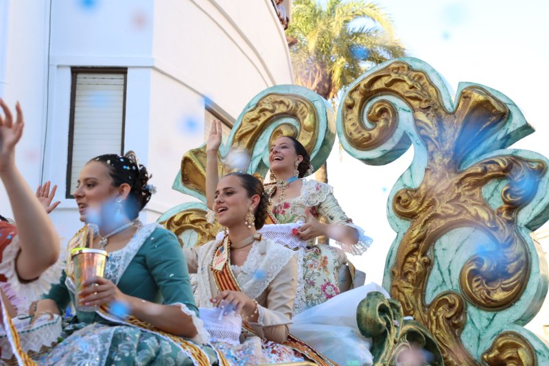 Més d’una vintena de carrosses desfilen en la primera jornada de cavalcada de Xàbia Més d’una vintena de carrosses desfilen en la primera jornada de cavalcada de Xàbia