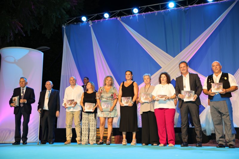 Duanes de Xàbia proclama a les majoralesses i majorals de les festes de Loreto i ret homenatge als presidents de les comissions Duanes de Xàbia proclama a les majoralesses i majorals de les festes de Loreto i ret homenatge als presidents de les comissions