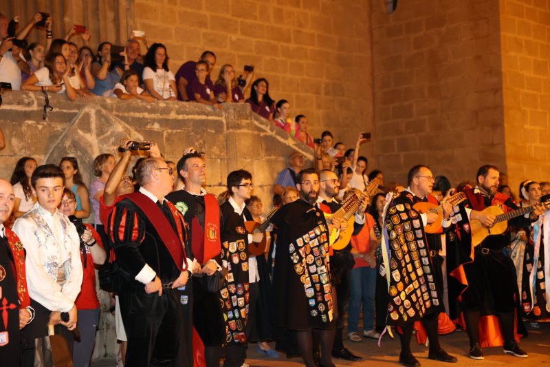 L'emotiva serenata de la Tuna de Xàbia a les regines i representants de Fogueres  L'emotiva serenata de la Tuna de Xàbia a les regines i representants de Fogueres