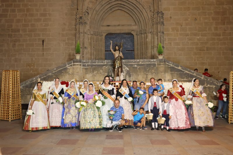 Tot per l’aire i La Desastrà, quintades protagonistes de la primera ofrena a Sant Joan de Fogueres de Xàbia Tot per l’aire i La Desastrà, quintades protagonistes de la primera ofrena a Sant Joan de Fogueres de Xàbia