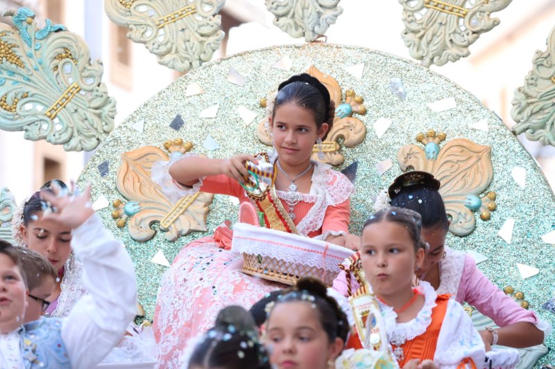 Més d’una vintena de carrosses desfilen en la primera jornada de cavalcada de Xàbia Més d’una vintena de carrosses desfilen en la primera jornada de cavalcada de Xàbia
